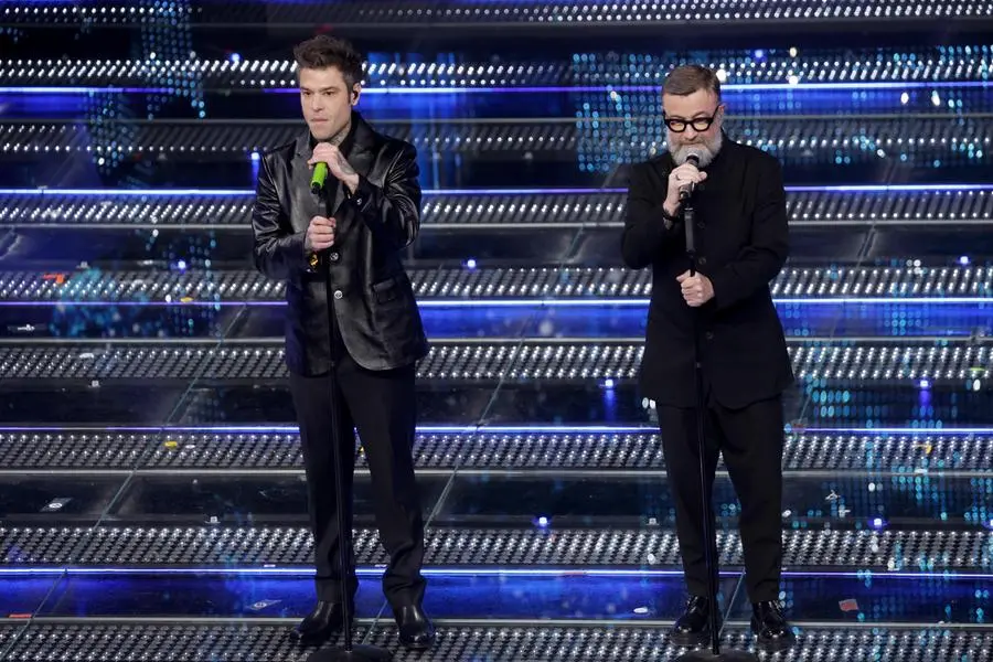 Sanremo 2025, Fedez canta Bella stronza con Marco Masini