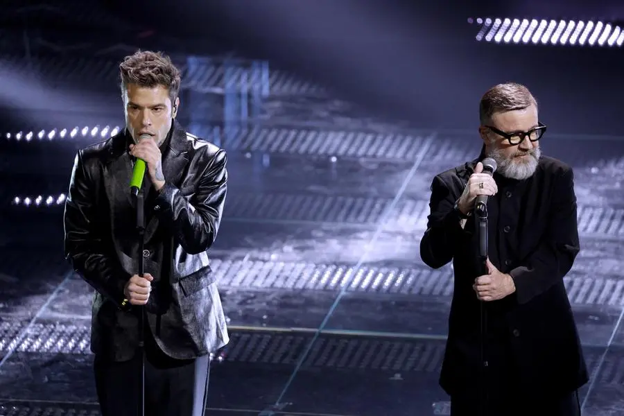 Sanremo 2025, Fedez canta Bella stronza con Marco Masini