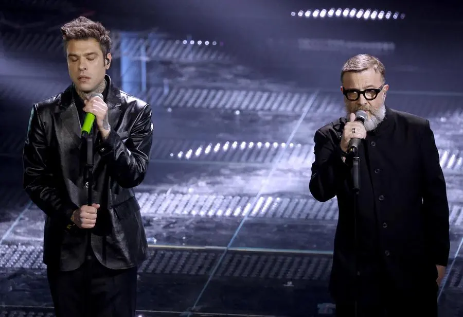 Sanremo 2025, Fedez canta Bella stronza con Marco Masini