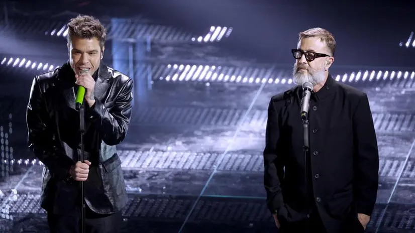 Sanremo 2025, Fedez canta Bella stronza con Marco Masini