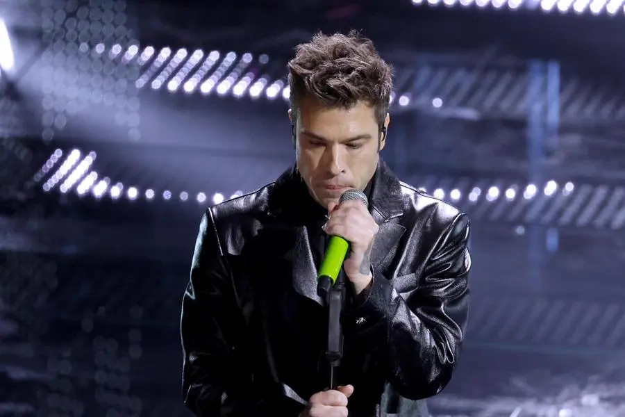 Sanremo 2025, Fedez canta Bella stronza con Marco Masini