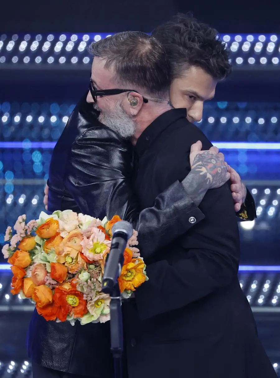 Sanremo 2025, Fedez canta Bella stronza con Marco Masini