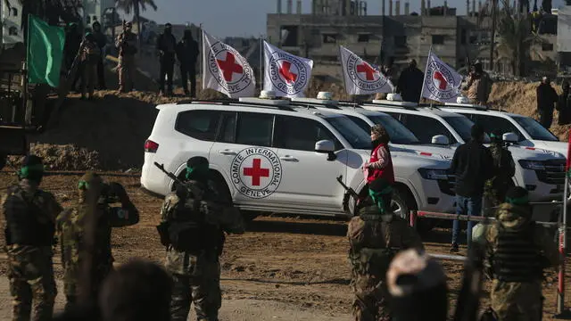 epa11867428 Izz ad-Din al-Qassam Brigades fighters release Israeli captive Yarden Bibas, to the International Committee of the Red Cross, as part of the ceasefire and prisoner exchange agreement between Hamas and Israel, in Khan Yunis, southern Gaza Strip, 01 February 2025. Three Israeli hostages, Keith Siegel, Ofer Calderon and Yarden Bibas were transferred from Hamas to the Red Cross, as part of the Israeli-Hamas hostage release and cease-fire deal. EPA/HAITHAM IMAD