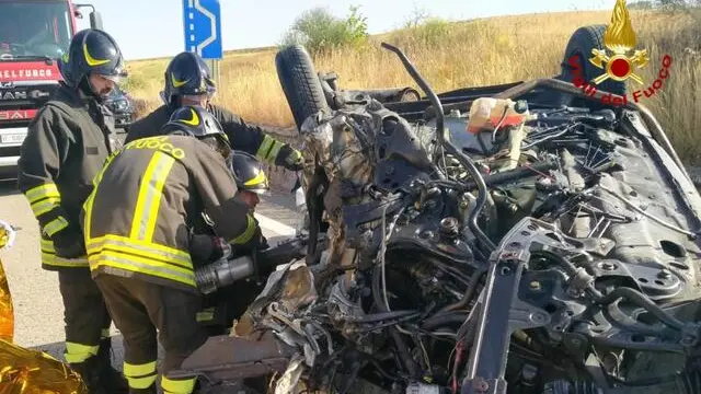 Scontro fra due auto, due morti e un ferito