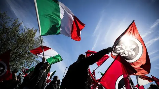 Militanti di CasaPound durante la manifestazione di protesta in via Codirossoni nel quartiere di Torre Maura dove erano ospitati alcune famiglie nomadi in un centro di accoglienza, Roma, 06 aprile 2019. ANSA/ANGELO CARCONI