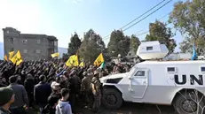 epaselect epa11856874 People gather around a UNIFIL vehicle after being barred from returning to Meiss al-Jabal, Marjayoun District, southern Lebanon, 27 January 2025. According to the Lebanese Ministry of Health, at least one person was killed in the town of Adaissah on 27 January, one day after more than a dozen people were killed when the Israeli army reportedly fired at Lebanese attempting to return to their villages in southern Lebanon. EPA/WAEL HAMZEH