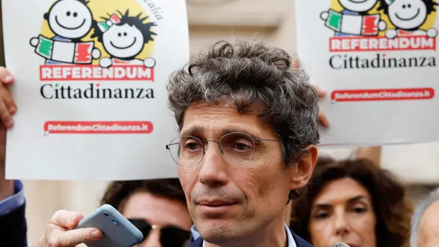 Riccardo Magi ed altri promotori del referendum per la cittadinanza annunciano il superamento della 500mila firme, piazza di Montecitorio, Roma 24 settembre 2024. ANSA/FABIO FRUSTACI