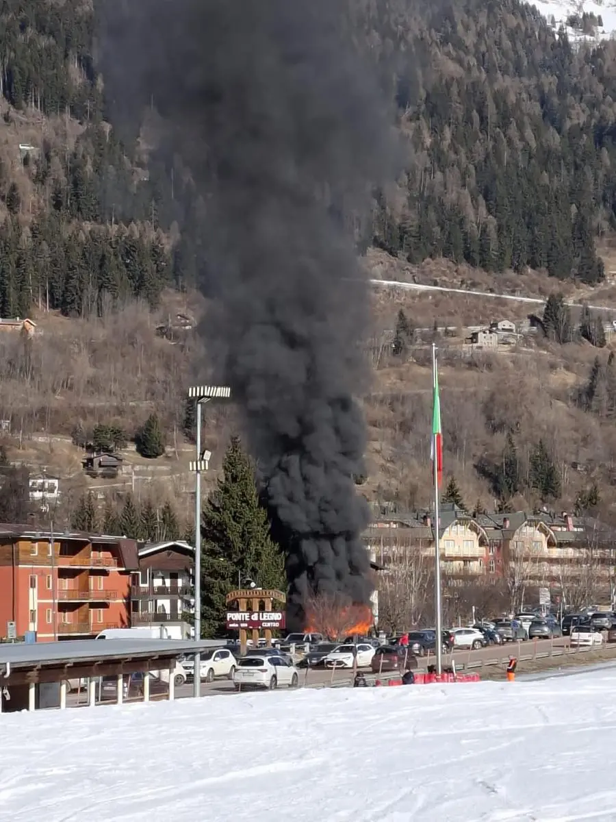 L'incendio scoppiato in via Cida, a Ponte di Legno