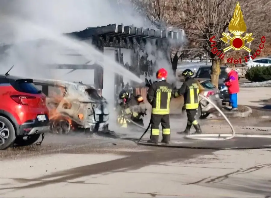 L'incendio scoppiato in via Cida, a Ponte di Legno