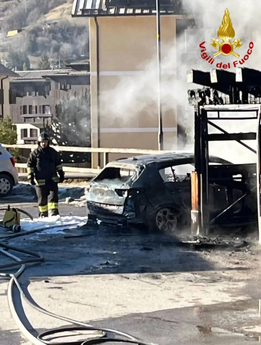 L'incendio scoppiato in via Cida, a Ponte di Legno