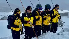 I tecnici del soccorso alpino della Guardia di Finanza impegnati in un intervento in valanga © www.giornaledibrescia.it