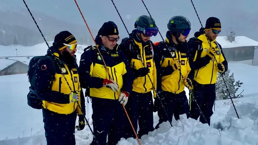 I tecnici del soccorso alpino della Guardia di Finanza impegnati in un intervento in valanga © www.giornaledibrescia.it