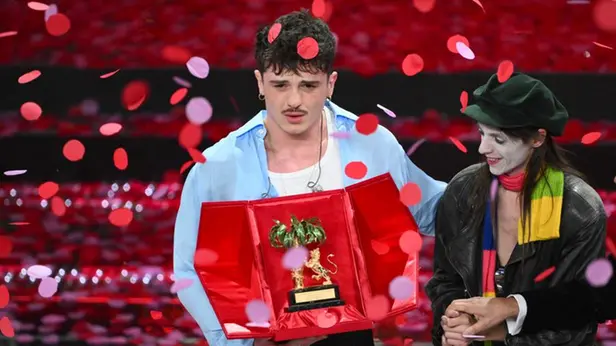 Italian singer Olly (C) poses on stage at the Ariston theatre during the 75th edition of the Sanremo Italian Song Festival, in Sanremo, Italy, 15 February 2025. The music festival will run from 11 to 15 February 2025. ANSA/ETTORE FERRARI