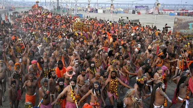 epa11860760 Hindu ascetic holy men, known as Naga Sadhus, take part in a procession before performing a sacred bathing ritual, or 'Shahi Snan', during the Kumbh Mela festival at Sangam, the confluence of the holy rivers Ganges, Yamuna and Saraswati, in Prayagraj, northern state of Uttar Pradesh, India, 29 January 2025. A stampede took place early on 29 January during the Kumbh Mela religious festival at India's Sangam Ghat Prayagraj worship site after barriers broke under the pressure of massive crowds, with dozens of casualties reported by local police. EPA/PRABHAT KUMAR VERMA