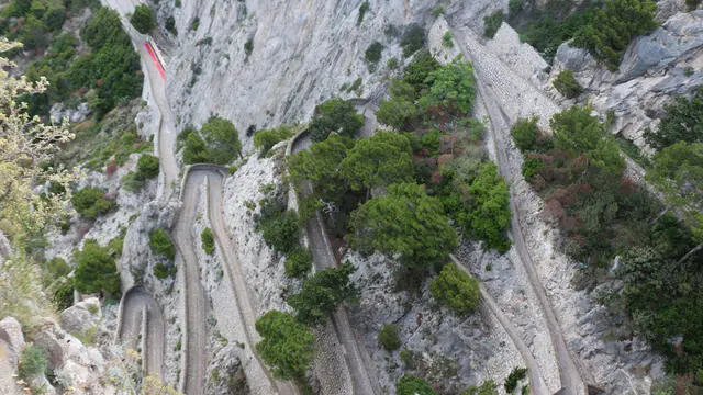 Riapre la storica strada-museo via Krupp a Capri, cerimonia con il ministro Sangiuliano La cerimonia con il sindaco di Capri Marino Lembo e il ministro della cultura Gennaro Sangiuliano per la riapertura a Capri di via Krupp, la storica strada-museo incastonata nella roccia che era chiusa da nove anni