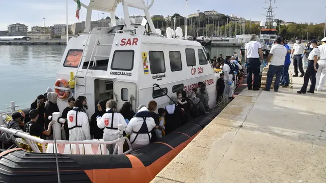 Lo sbarco di alcuni migranti sulle coste italiane © www.giornaledibrescia.it