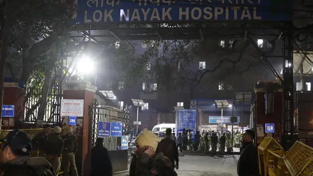 epa11899782 Police and security personnel stand guard outside the Lok Nayak Jai Prakash Narain Hospital (LNJP) following a stampede at the New Delhi Railway Station in New Delhi, India, early 16 February 2025. At least 18 people were killed in the stampede on 15 February, the hospital confirmed, as large crowds gathered to board trains headed to the Maha Kumbh Mela in Prayagraj. EPA/STRINGER