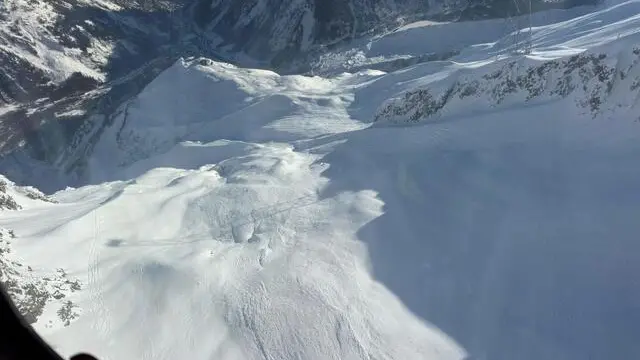 Il Soccorso alpino valdostano, giunto sul posto in elicottero, recupera uno sciatore freerider rimasto gravemente ferito dopo essere stato travolto da una valanga sul massiccio del Monte Bianco, 14 febbraio 2025. Il distacco è avvenuto a valle del Colle del Gigante, a una quota di circa 2.600-2.700 metri, in un'area molto conosciuta dagli amanti dello sci in fuoripista. ANSA/ SOCCORSO ALPINO VALDOSTANO +++ ANSA PROVIDES ACCESS TO THIS HANDOUT PHOTO TO BE USED SOLELY TO ILLUSTRATE NEWS REPORTING OR COMMENTARY ON THE FACTS OR EVENTS DEPICTED IN THIS IMAGE; NO ARCHIVING; NO LICENSING +++ NPK +++