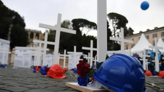 Sciopero generale, manifestazione nazionale di CGIL e UIL a Piazza del Popolo Roma, 17 novembre 2023. ANSA/FABIO CIMAGLIA