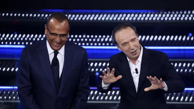 Il conduttore Carlo Conti con Roberto Benigni