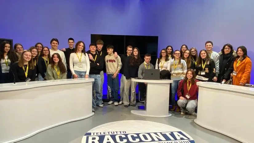 I ragazzi del Pcto nello studio di Teletutto - © www.giornaledibrescia.it