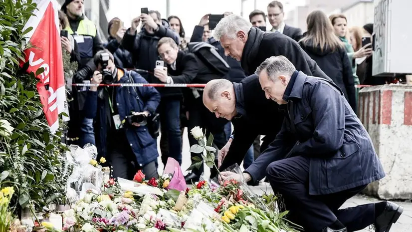 Il cancelliere tedesco Scholz, il sindaco di Monaco di Baviera Reiter e il ministro della Giustizia Wissing depongono fiori sul luogo dell'attentato del 15 febbraio 2025 - Foto Ansa © www.giornaledibrescia.it