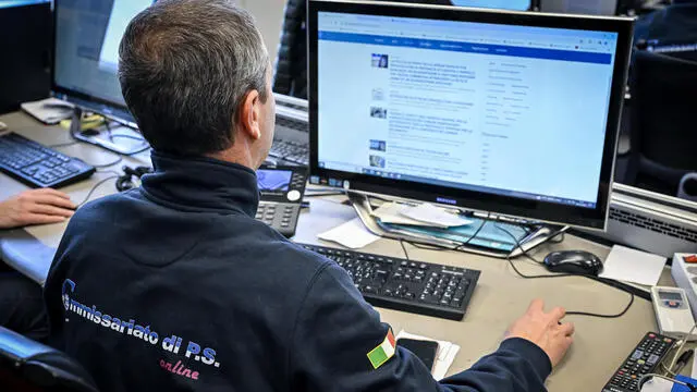La centrale operativa della Polizia Postale che opera per contrastare le truffe, le frodi e i reati commessi on line, Roma 9 aprile 2024. ANSA/ALESSANDRO DI MEO (intelligenza artificiale, hacker, cyber security, cyber crime, computer)