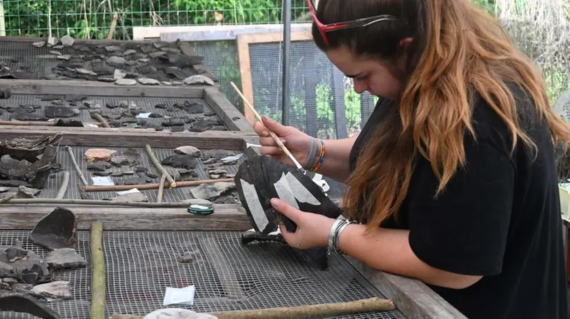 Ricostruzione di un oggetto di ceramica al sito archeologico del Lucone