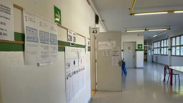 Seggi elettorali allestiti a Trieste per le elezioni regionali in Friuli Venezia Giulia, 03 aprile 2023. ANSA/ ALICE FUMIS