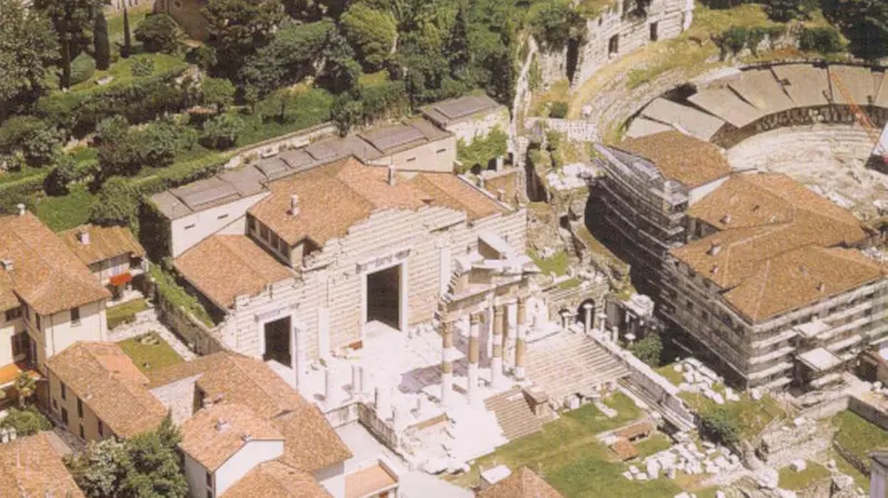 Veduta panoramica del tempio capitolino e del teatro romano