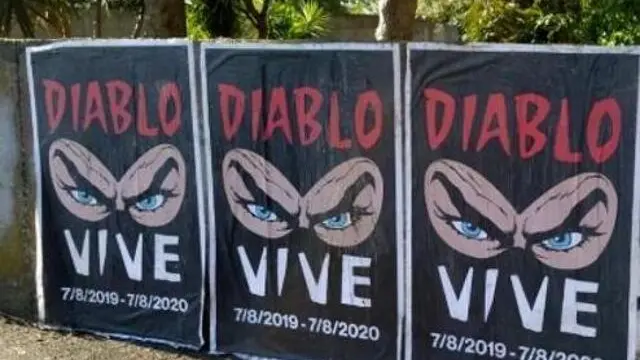 Numerosi manifesti con l'immagine di Diabolik sono comparsi questa mattina in diversi quartieri di Roma, tra cui Prati e Delle Vittorie. Proprio oggi ricorre l'anniversario dell'omicidio di Fabrizio Piscitelli, l'ex leader degli Irriducibili della Curva Nord della Lazio freddato a colpi di pistola nel Parco degli Acquedotti. Sui manifesti compaiono solo la data di oggi e quella della morte. ANSA