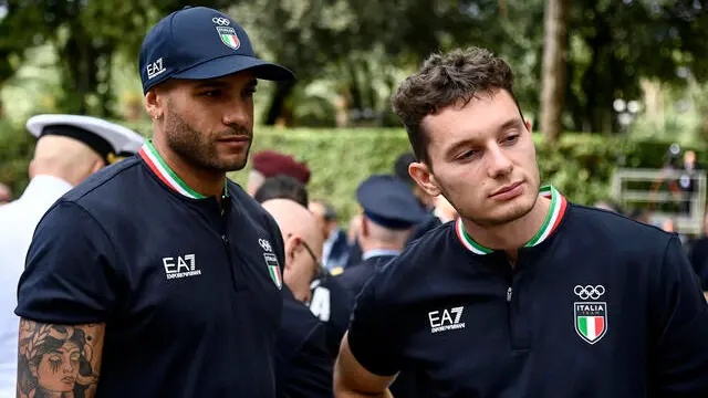 Marcel Jacobs (S) e Filippo Tortu (D) durante la cerimonia nei giardini del Quirinale di consegna della bandiera tricolore per gli atleti in partenza per i Giochi Olimpici e Paralimpici di Parigi, Roma, 13 giugno 2024. ANSA/RICCARDO ANTIMIANI