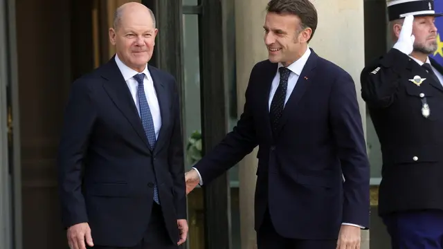 epa11902955 French President Emmanuel Macron (R) welcomes German Chancellor Olaf Scholz (L) ahead of a meeting on war in Ukraine and European security at the Elysee Palace in Paris, France, 17 February 2025. EPA/TERESA SUAREZ