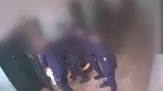 Incappucciato con un federa, messo pancia a terra con uno sgambetto e poi preso a pugni sul volto e sul costato, calpestato con gli scarponi, trattenuto alcuni minuti per braccia e gambe dagli agenti della polizia penitenziaria. Poi denudato e sollevato di peso, sempre col cappuccio in testa, fino ad essere trascinato in cella, Il pestaggio subito da un 40enne detenuto tunisino, il 3 aprile in un corridoio di un carcere italiano, l'istituto di Reggio Emilia, è documentato dai video delle telecamere interne, finiti agli atti dell'inchiesta chiusa dalla Procura reggiana a carico di 10 agenti, otto accusati di tortura, 9 Febbraio 2024. ANSA/PENITENZIARIA