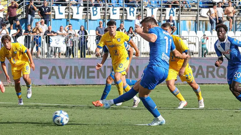 La rete di Moncini su rigore contro il Frosinone - Foto New Reporter © www.giornaledibrescia.it