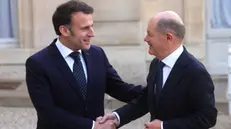 epa11902958 French President Emmanuel Macron (L) welcomes German Chancellor Olaf Scholz (R) ahead of a meeting on war in Ukraine and European security at the Elysee Palace in Paris, France, 17 February 2025. EPA/TERESA SUAREZ