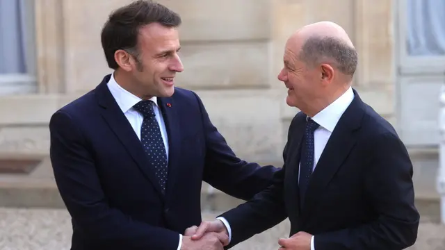 epa11902958 French President Emmanuel Macron (L) welcomes German Chancellor Olaf Scholz (R) ahead of a meeting on war in Ukraine and European security at the Elysee Palace in Paris, France, 17 February 2025. EPA/TERESA SUAREZ