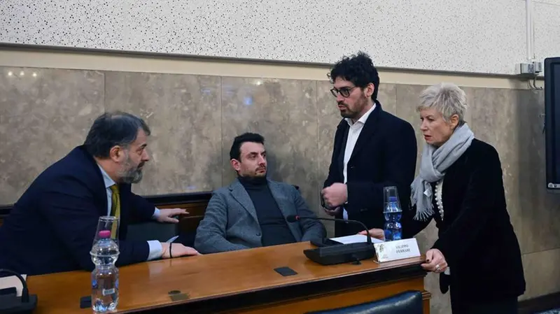 Sulla destra il consigliere del Pd, Andrea Curcio: sua la proposta di lavorare a un Piano della mobilità pubblica - Foto Marco Ortogni Neg © www.giornaledibrescia.it