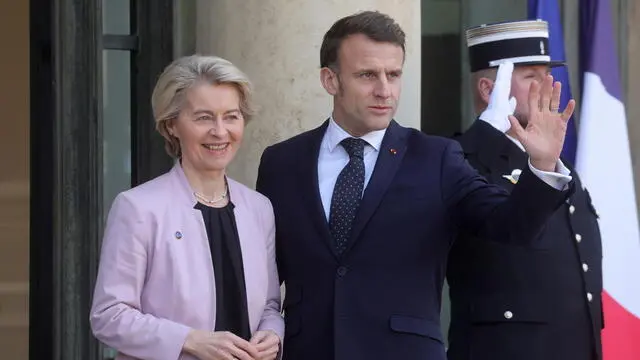 epa11902912 French President Emmanuel Macron (R) welcomes European Commission President Ursula von der Leyen (L) ahead of a meeting on war in Ukraine and European security at the Elysee Palace in Paris, France, 17 February 2025. EPA/TERESA SUAREZ