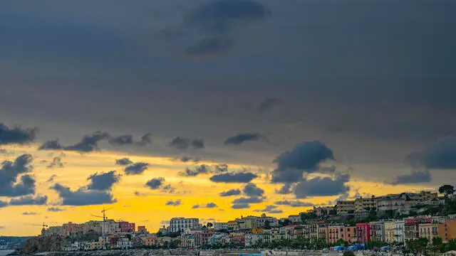 L'agglomerato urbano di Pozzuoli con centinaia di palazzi che si affacciano sul litorale Flegreo, 29 maggio 2024. ANSA/ CIRO FUSCO