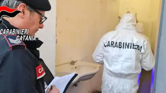 Carabinieri eseguono i rilievi dopo che una tredicenne è stata violentata nei giardini comunali della Villa Bellini di Catania da sette persone, 3 febbraio 2024. ANSA/ UFFICIO STAMPA CARABINIERI ++HO - NO SALES EDITORIAL USE ONLY++NPK