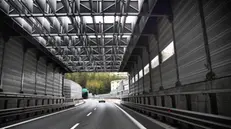 Alcune delle strutture senza i pannelli fonoassorbenti rimossi da tempo per motivi di sicurezza, dopo un'inchiesta giudiziaria, nel nodo autostradale genovese Genova, 14 aprile 2021. ANSA/LUCA ZENNARO