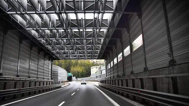 Alcune delle strutture senza i pannelli fonoassorbenti rimossi da tempo per motivi di sicurezza, dopo un'inchiesta giudiziaria, nel nodo autostradale genovese Genova, 14 aprile 2021. ANSA/LUCA ZENNARO