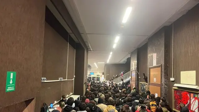 Urlando "dove sono i camerati", il corteo degli studenti antifascisti alla Sapienza è entrato nella facoltà di Economia, dove oggi si era svolto il presidio di Azione universitaria. Sono stati strappati i manifesti del movimento studentesco di centrodestra e fatte delle scritte all'interno della facoltà, 22 novembre 2024. ANSA / Giulia Marrazzo