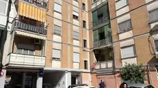 La casa dove una bambina di 9 mesi è morta sbranata da un pitbull nella sua abitazione, Acerra (Napoli), 16 febbraio 2025. ANSA/ CESARE ABBATE