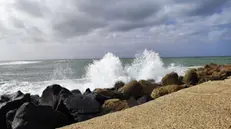 Una veduta del litorale a Fiumicino (Roma), 24 marzo 2024. La giornata festiva e' caratterizzata anche da una mareggiata, con onde fino ad 1,5 metri, che sta sferzando il litorale. ANSA/TELENEWS