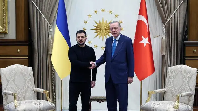 epa11904571 A handout photo made available by the Turkish Presidential Press Office shows Turkish President Recep Tayyip Erdogan (R) and Ukrainian President Volodymyr Zelensky (L) shaking hands during their meeting at the Presidential Palace in Ankara, Turkey, 18 February 2025. EPA/TURKISH PRESIDENTIAL PRESS OFFICE HANDOUT HANDOUT EDITORIAL USE ONLY/NO SALES