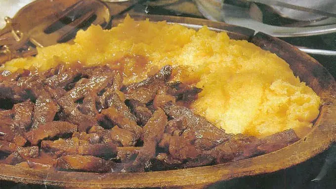 Polenta carne e formaggi