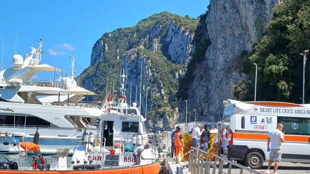 L'arrivo in porto della salma del costumista della troupe del premio Oscar Paolo Sorrentino, trovato senza vita nei giorni scorsi da un canoista nelle acque di Capri, 4 Settembre 2023. ANSA/GIUSPPE CATUOGNO