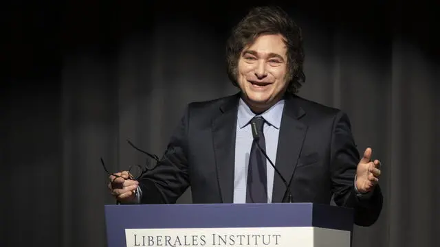 epa11850183 Argentina's President Javier Milei speaks after receiving the Roepke Prize for Civil Society 2025 of the Liberal Institute during an awarding ceremony at the Congress centre in Kloten, Switzerland, 24 January 2025. EPA/ENNIO LEANZA